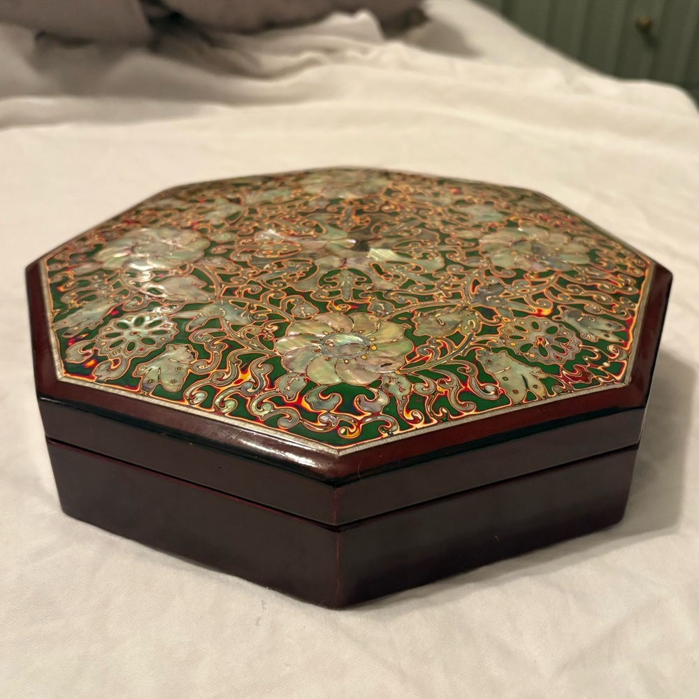 Stunning Vintage Korean Red Lacquer Octagon Mother of Pearl Jewelry Box Najeon - Picture 6 of 10